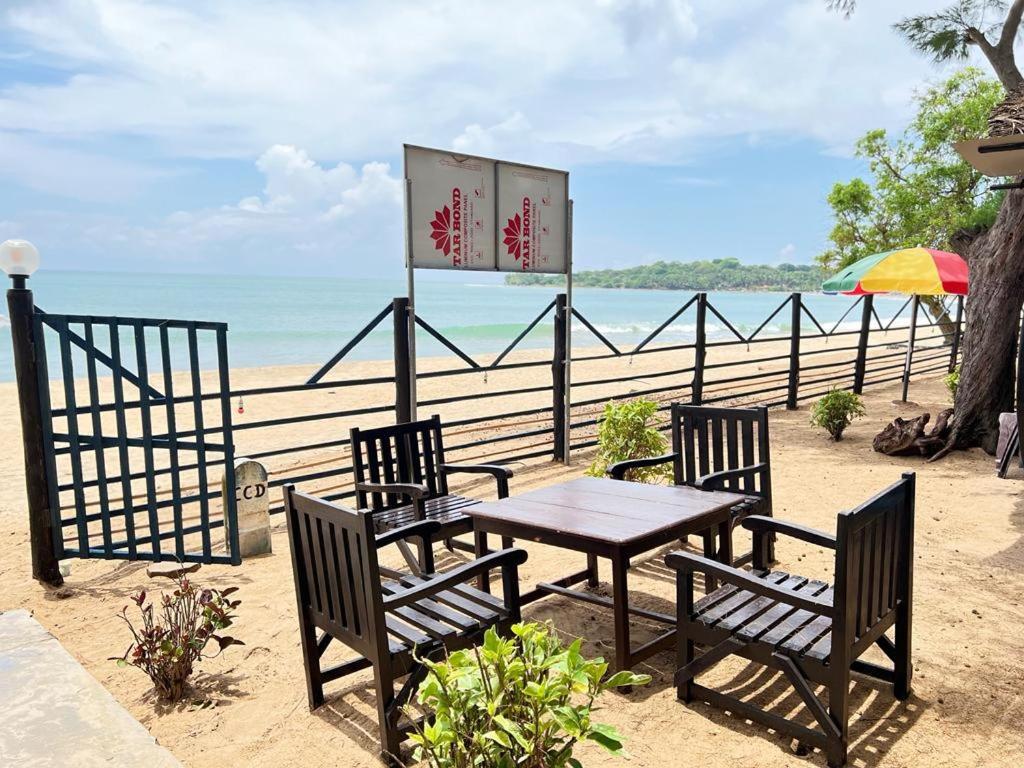 Tsunami Beach Hotel Аругам-Бей Екстер'єр фото