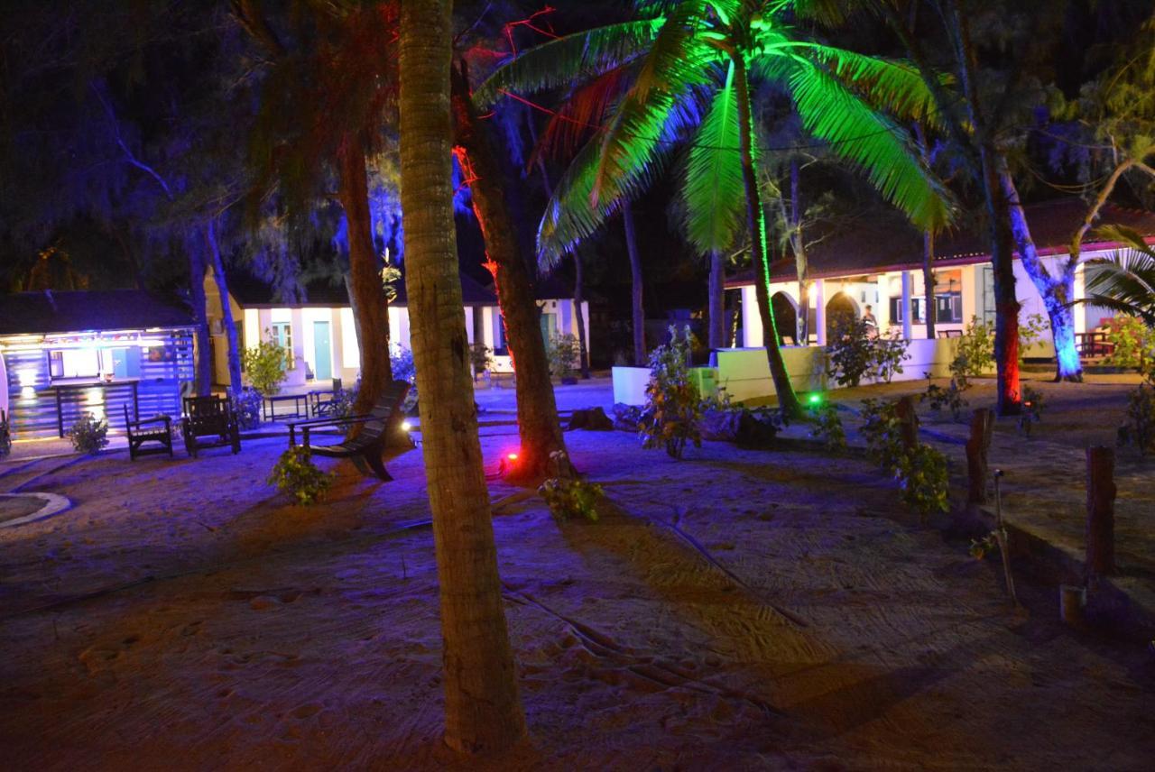 Tsunami Beach Hotel Аругам-Бей Екстер'єр фото